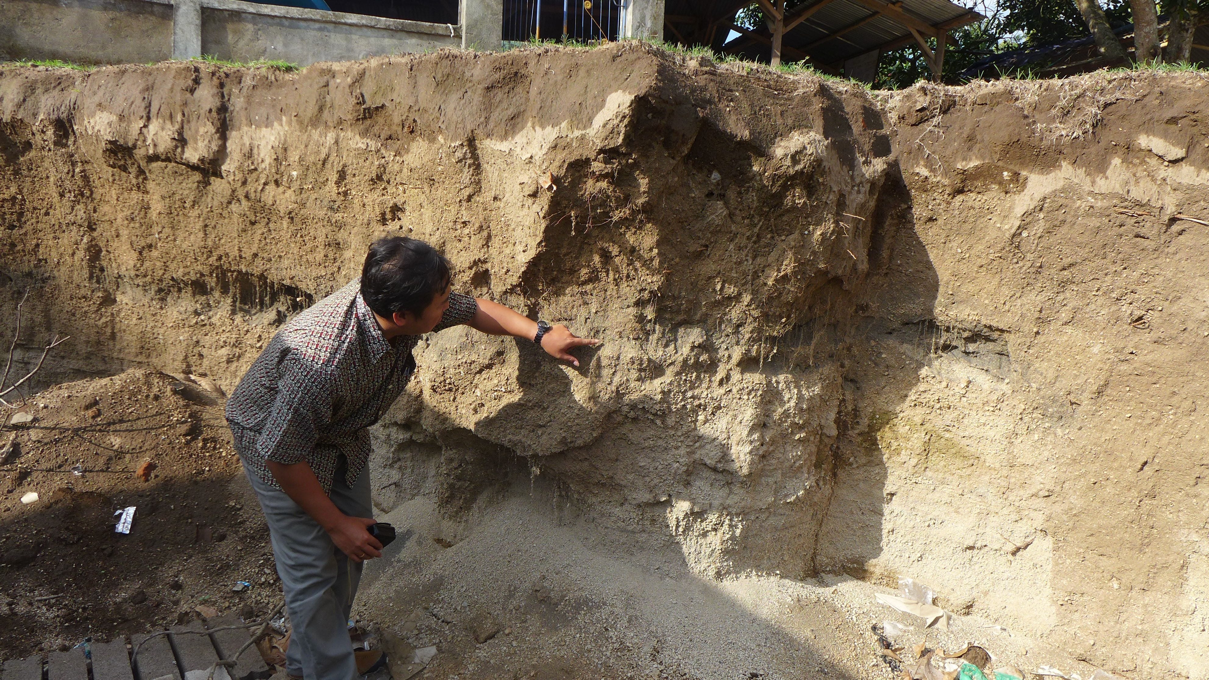 River sediments underlying Gol village